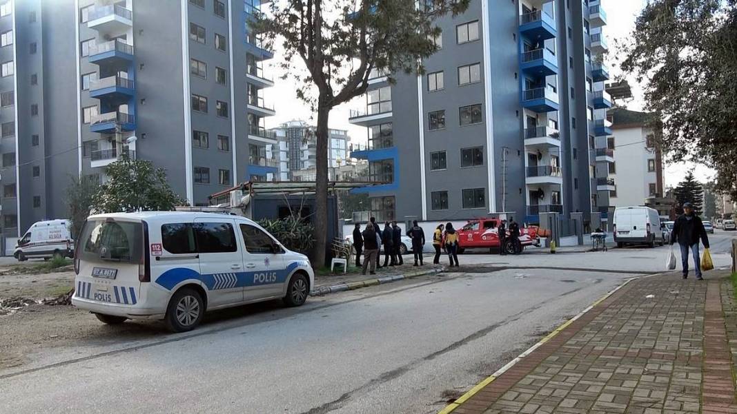 Evlerin çatısına çıkıp 'İntihar ediyorum' şovu yapmayı hobi edinmiş! Bakın kaçıncı kez intihara teşebbüs etti... 2